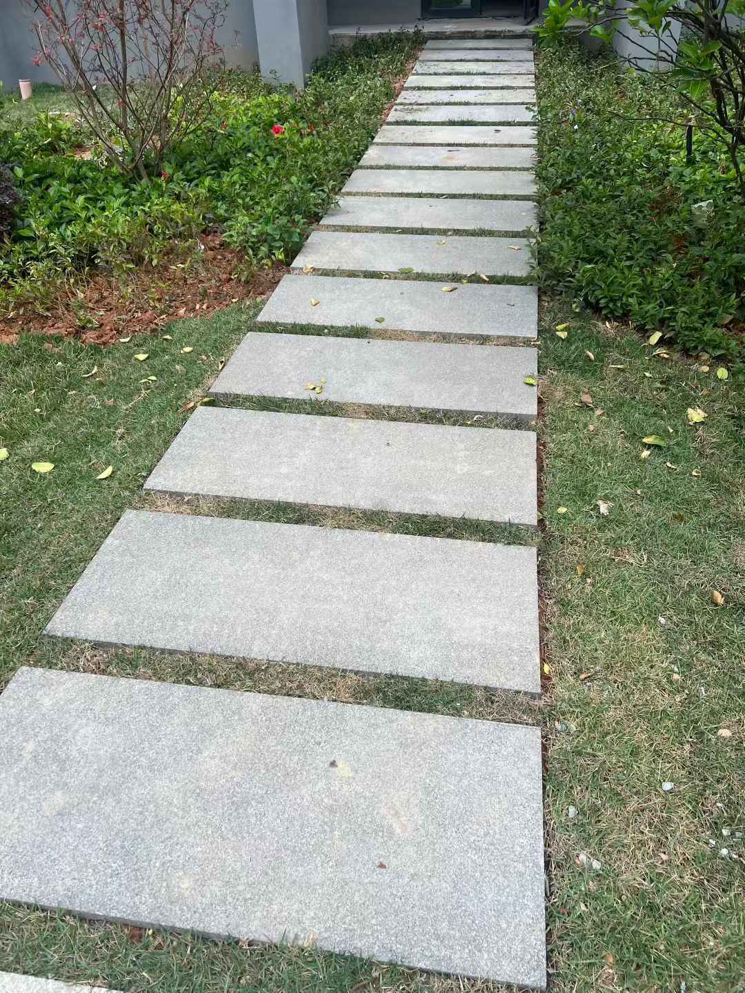 济南 芝麻黑小区踏步、汀步石铺装效果