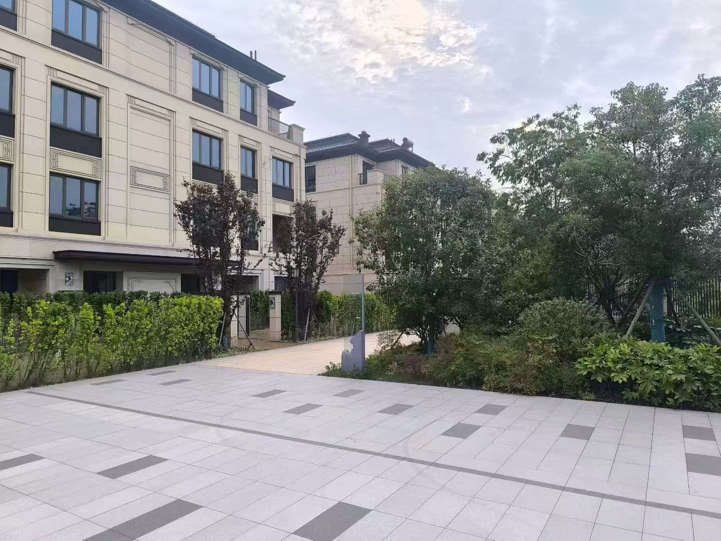 济南 芝麻白与芝麻白搭配铺装，尺寸1200*600