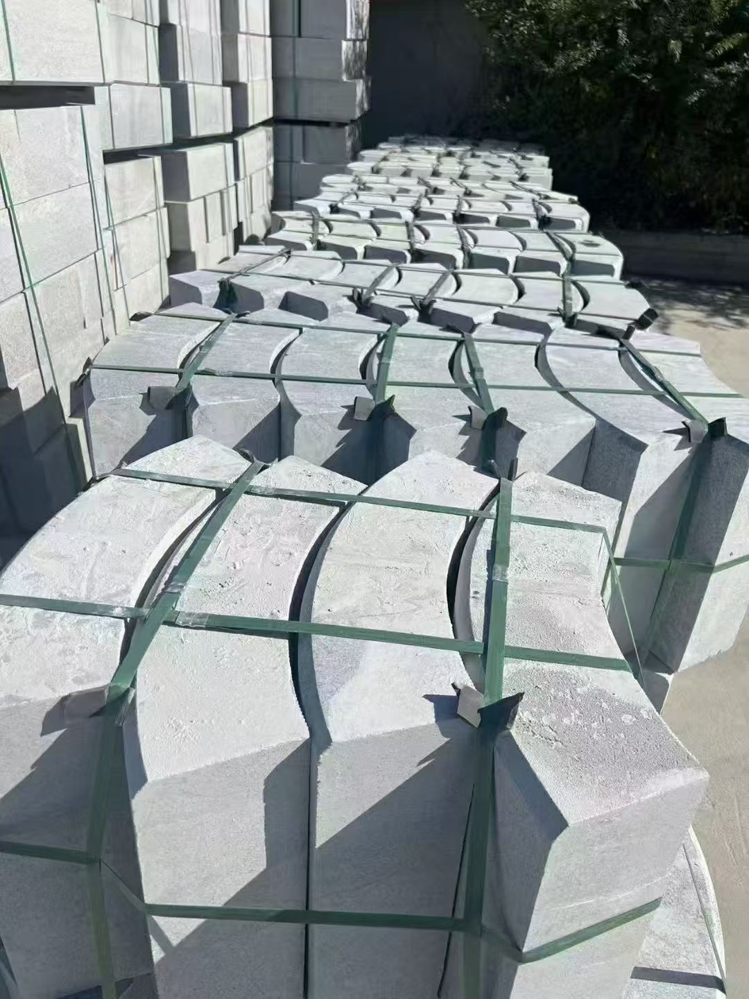 济南 芝麻灰弧形路沿石