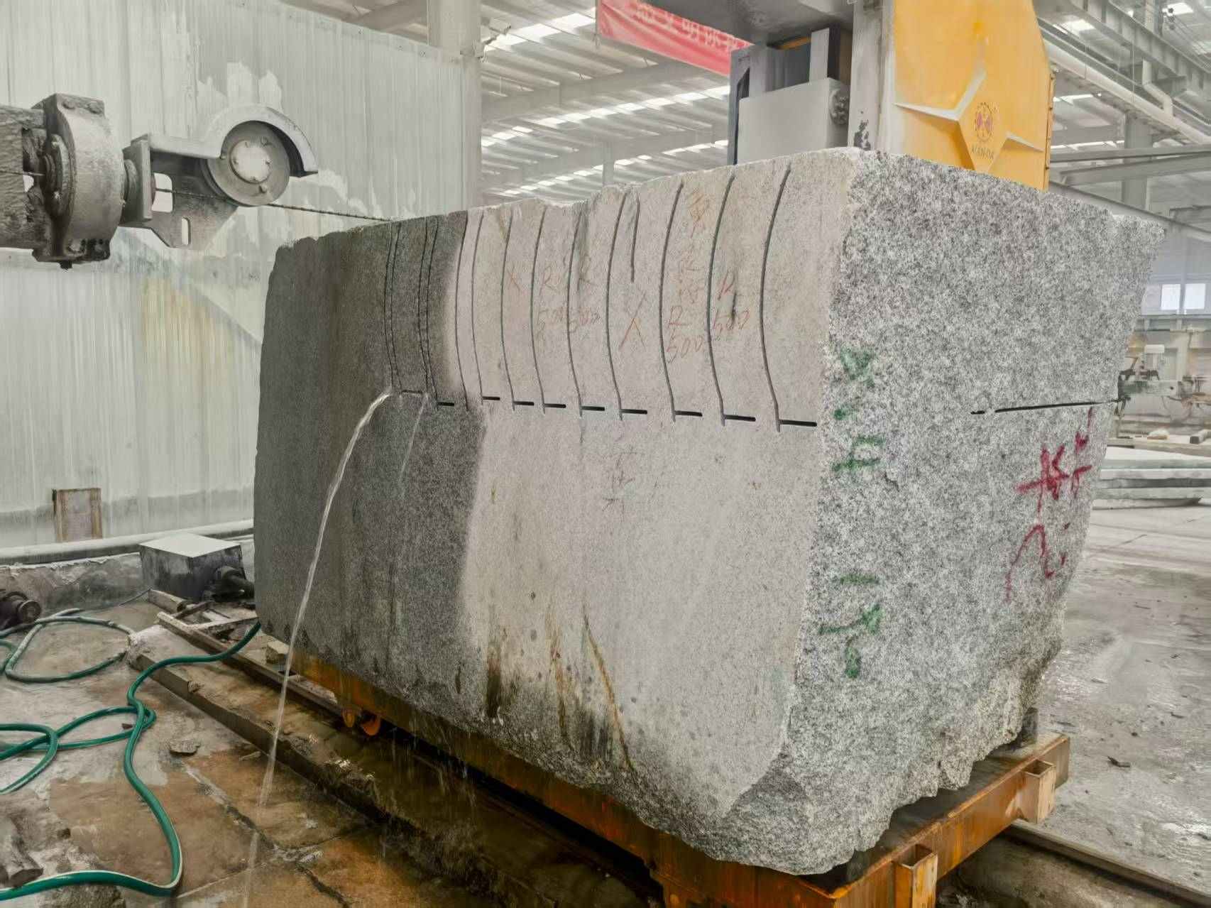 济南 602，大花芙蓉白，绳锯加工弧形路沿石