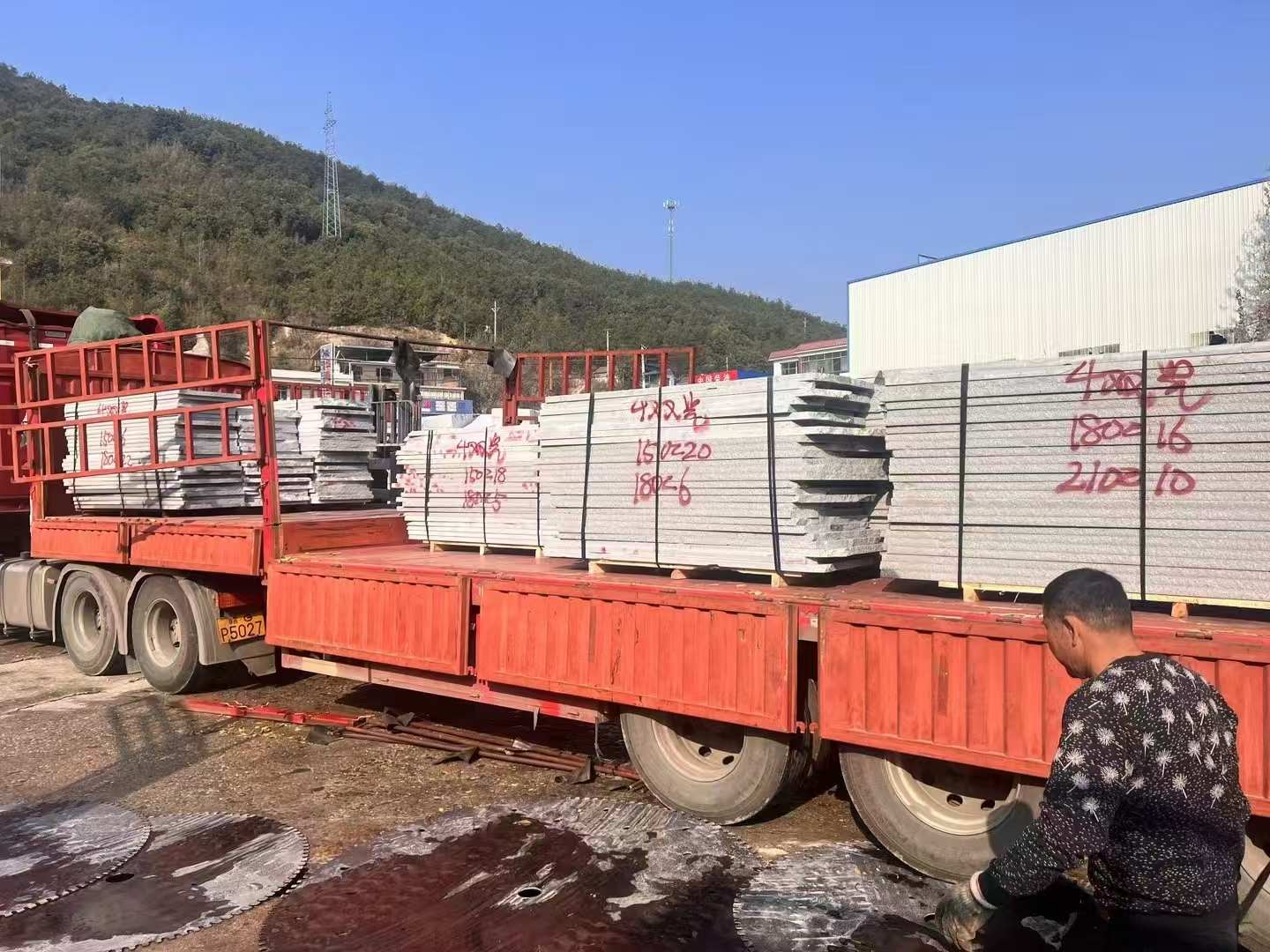 济南 芝麻灰花岗岩光面毛板出货日常